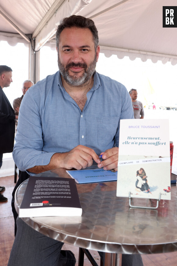 Exclusif - Bruce Toussaint pour la signature de son livre "Heureusement, elle n'a pas souffert" le 6 mai 2023 à Arcachon, lors du Rendez vous littéraire "La plage aux écrivains". © Jean-Marc Lhomer / Bestimage