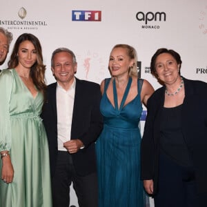 Semi Exclusif - Gilles Verdez, Camille Cerf, miss France 2015, Lionel Stan, directeur général chez H2O, Béatrice Rosen, Danielle Moreau lors du gala de l'association "Les bonnes fées" à l'InterContinental Paris le 14 juin 2022. © Rachid Bellak / Bestimage