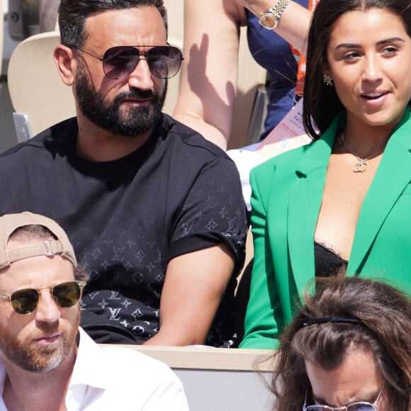 Semi-exclusif - Cyril Hanouna et la joueuse de tennis française Lola Marandel, que l'on vient de lui présenter, en tribunes lors deuxième tour des Internationaux de France de tennis de Roland Garros le 31 mai 2023. © Jacovides-Moreau/Bestimage