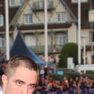 Robert Pattinson - Tapis rouge avant la projection de "Good Time" lors 43ème Festival du Cinema Americain de Deauville le 2 septembre 2017. © Denis Guignebourg/Bestimage 