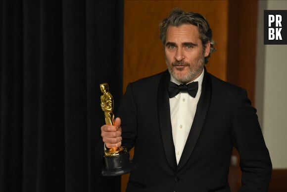 Joaquin Phoenix, lauréat du prix de l'acteur pour "Joker" au photocall de la Press Room de la 92ème cérémonie des Oscars 2020 au Hollywood and Highland à Los Angeles, Californie, Etats-Unis, le 9 février 2020.


