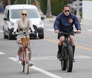 Arnold Schwarzenegger et sa compagne Heather Milligan font une balade matinale à vélo à Santa Monica, États-Unis le 26 Mai 2023.