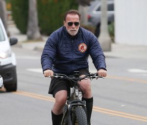 Arnold Schwarzenegger lors d'une balade matinale à vélo à Santa Monica, États-Unis le 26 Mai 2023.