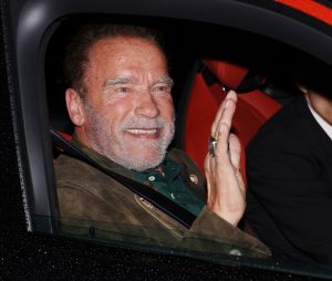 Exclusif - Arnold Schwarzenegger arrive à l'hôtel "Martinez" lors du 76ème Festival International du Film de Cannes, le 17 mai 2023. © Denis Guignebourg/Bestimage
