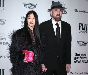 Nicolas Cage et sa femme Riko au photocall de la soirée de remise de prix Gotham Awards à New York le 29 novembre 2021.