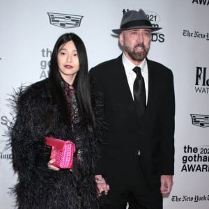 Nicolas Cage et sa femme Riko au photocall de la soirée de remise de prix Gotham Awards à New York le 29 novembre 2021.