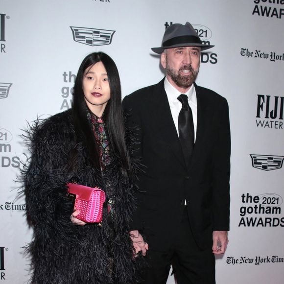Nicolas Cage et sa femme Riko au photocall de la soirée de remise de prix Gotham Awards à New York le 29 novembre 2021.
