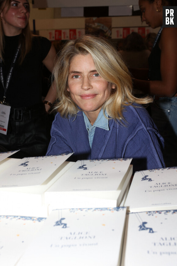 Alice Taglioni lors de la 41ème Foire du Livre de Brive dans La Halle Brassens, à Brive-la-Gaillarde, France, le 11 novembre 2023. © Jean-Marc-Lhomer/Bestimage 