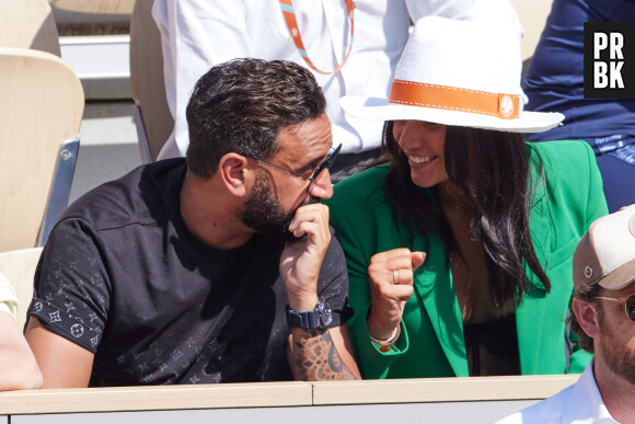 Semi-exclusif - Cyril Hanouna et la joueuse de tennis française Lola Marandel, que l'on vient de lui présenter, en tribunes lors deuxième tour des Internationaux de France de tennis de Roland Garros 2023 opposant Stanislas (Stan) Wawrinka à Thanasi Kokkinakis, à Paris, France, le 31 mai 2023. Lola est une amie du joueur de tennis Suisse Stanislas (Stan) Wawrinka. © Jacovides-Moreau/Bestimage 