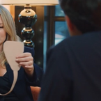 HugoDécrypte très gêné face à Virginie Efira : elle lui révèle une astuce pour les scènes de sexe au ciné... avec un drôle d'accessoire