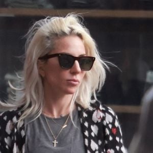 Exclusif - Lady Gaga dévoile ses incroyables abdominaux en faisant ses courses à Malibu le 18 mai 2023.