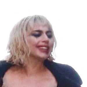 Lady Gaga chante et danse alors Joaquin Phoenix est arrêté lors du tournage du film "Joker : Folie à deux" à New York le 2 avril 2023.
