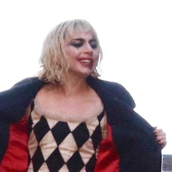 Lady Gaga chante et danse alors Joaquin Phoenix est arrêté lors du tournage du film "Joker : Folie à deux" à New York le 2 avril 2023.