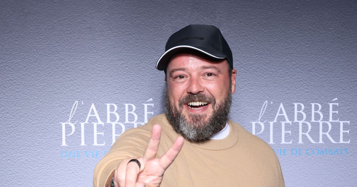 Alban Ivanov Lors De L'avant-première Du Film L'Abbé Pierre - Une Vie ...