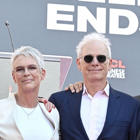 Melanie Griffith, Jamie Lee Curtis, Christopher Guest, le mari de Jamie Lee Curtis et Arnold Schwarzenegger lors de la cérémonie de prise d'empreintes de Jamie Lee Curtis au TCL Chinese Theatre à Hollywood le 12 octobre 2022.