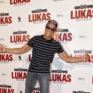 Jean-Claude Van Damme fait le show lors de l'avant-première du film "Lukas" à Paris le 20 août 2018