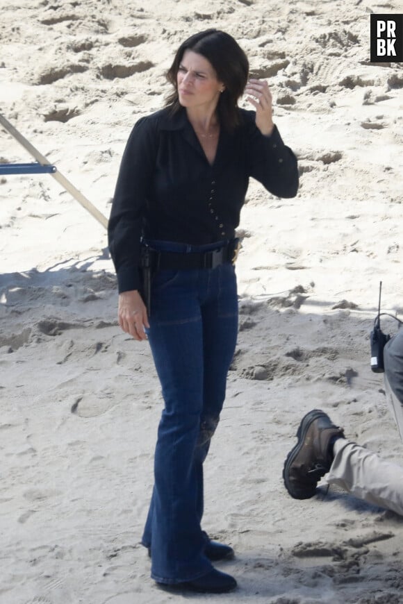 Exclusif - Neve Campbell tourne une scène avec un phoque sur une plage de Malibu le 20 septembre 2022. 