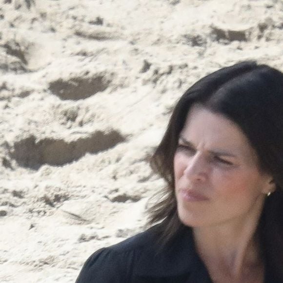 Exclusif - Neve Campbell tourne une scène avec un phoque sur une plage de Malibu le 20 septembre 2022. 