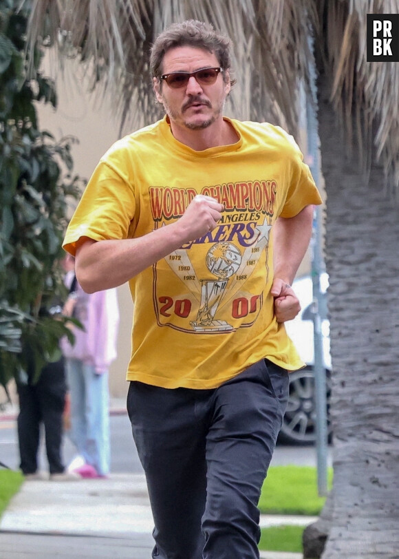 Exclusif - L'acteur Pedro Pascal fait son jogging à Los Angeles le 20 mars 2023.