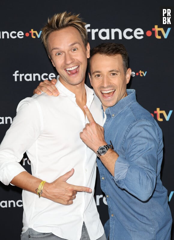 Cyril Féraud et Hugo Clément au photocall pour la conférence de presse de rentrée de France TV à la Grande Halle de la Villette à Paris, France, le 11 juillet 2023. © Coadic Guirec/Bestimage 