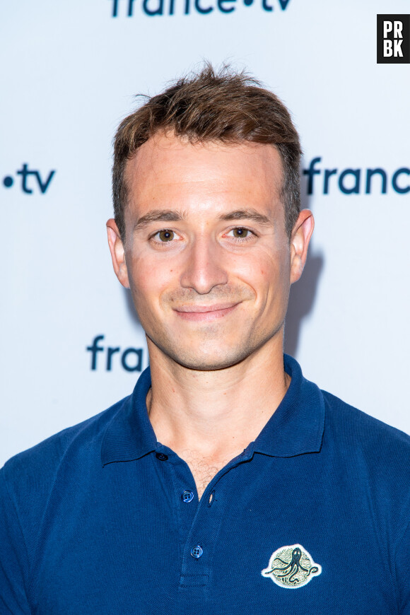 Hugo Clément lors du photocall dans le cadre de la conférence de presse de France Télévisions au Pavillon Gabriel à Paris, France, le 24 août 2021. © Pierre Perusseau/Bestimage 