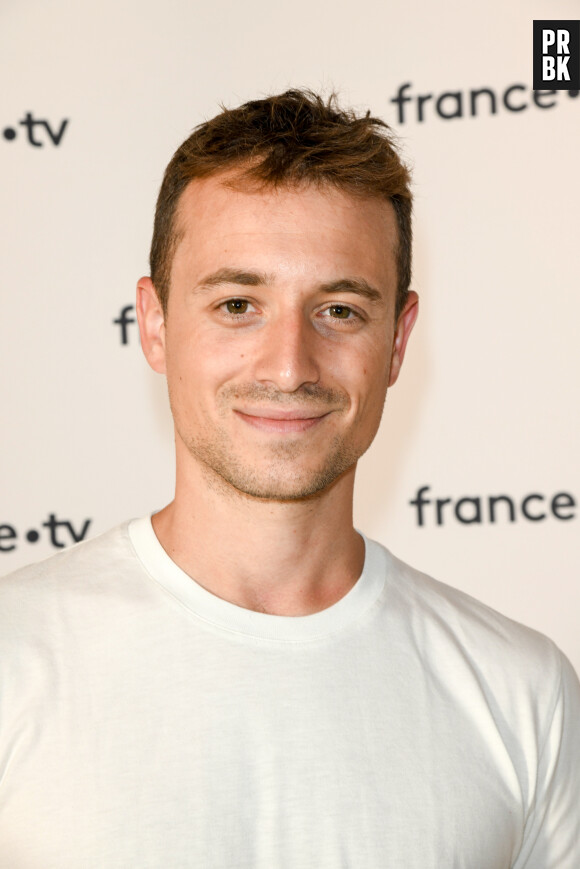 Hugo Clément au photocall de la conférence de presse de France 2 au théâtre Marigny à Paris le 18 juin 2019 © Coadic Guirec / Bestimage