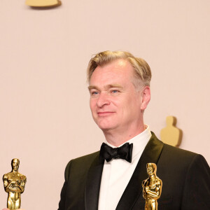 Grâce au succès de "Oppenheimer", il est reparti avec pas moins de sept statuettes.
Christopher Nolan aux Oscars. © PPS/Bestimage