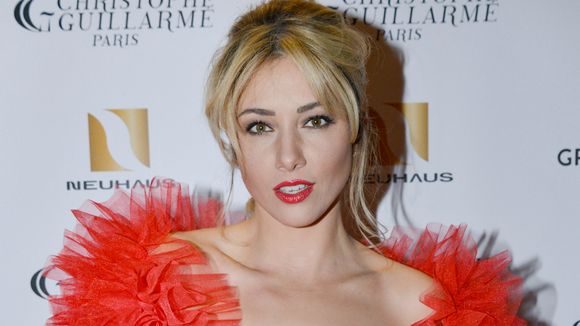 "Mode bombasse activé" : Delphine Wespiser abandonne le blond et change encore de look, les internautes sont sous le charme