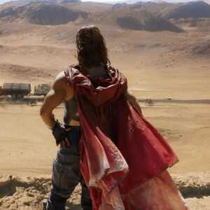 Chris Hemsworth avec sa cape rouge pour jouer Dementus dans Furiosa: une saga Mad Max