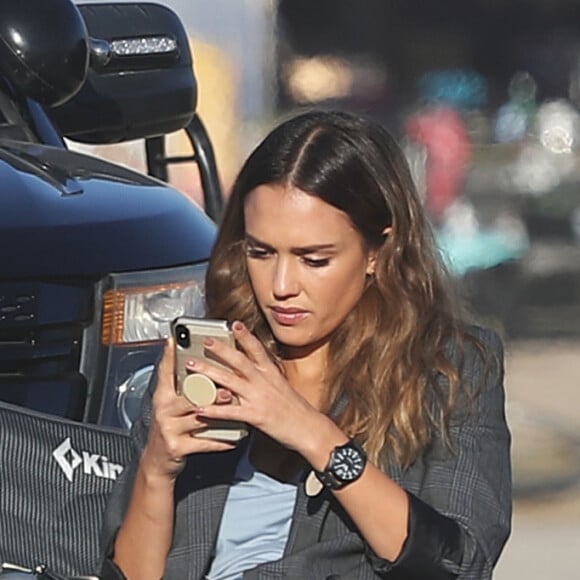 Jessica Alba et Duane Martin sur le tournage de la série "LA's Finest" dans les rues de Los Angeles. Le 14 novembre 2018.