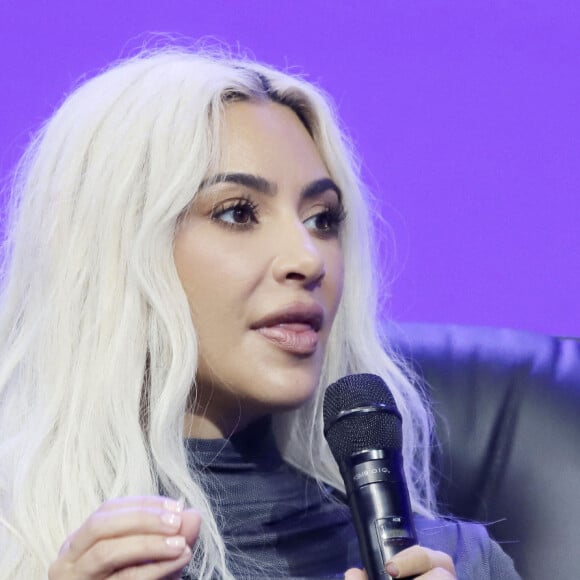 Kim Kardashian est en 12e position du classement - Kim Kardashian sur scène lors du "OMR Festival" à Hambourg, le 7 mai 2024.