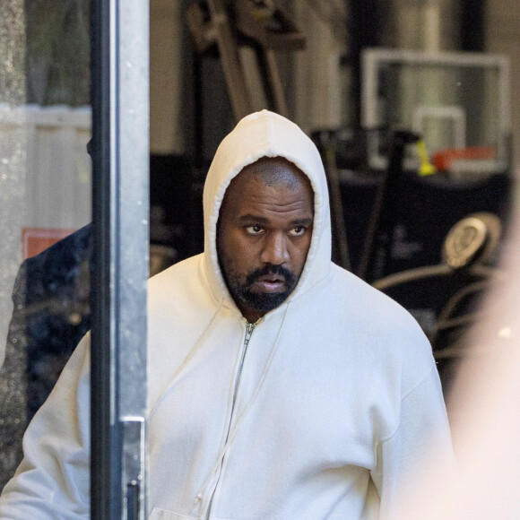 Kanye West est en 14e position du classement - Kanye West quitte le match de basket de son fils Saint à Los Angeles, le 10 mai 2024.