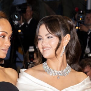 Zoe Saldana, Selena Gomez - Descente des marches du film « Emilia Perez » lors du 77ème Festival International du Film de Cannes, au Palais des Festivals à Cannes. Le 18 mai 2024 © Olivier Borde / Bestimage