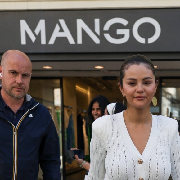 Selena Gomez déjeune en terrasse au restaurant "La Môme" avant de faire du shopping chez "Mango", en marge du 77ème Festival International du Film de Cannes (14 - 25 mai 2024), le 17 mai 2024.