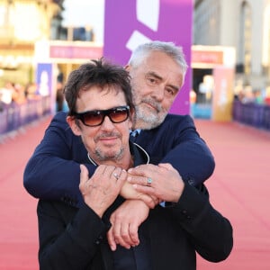 Luc Besson et Eric Serra à la première du film "Dogman" lors du 49ème Festival du Cinema Americain de Deauville, France, le 2 septembre 2023. © Denis Guignebourg/BestImage