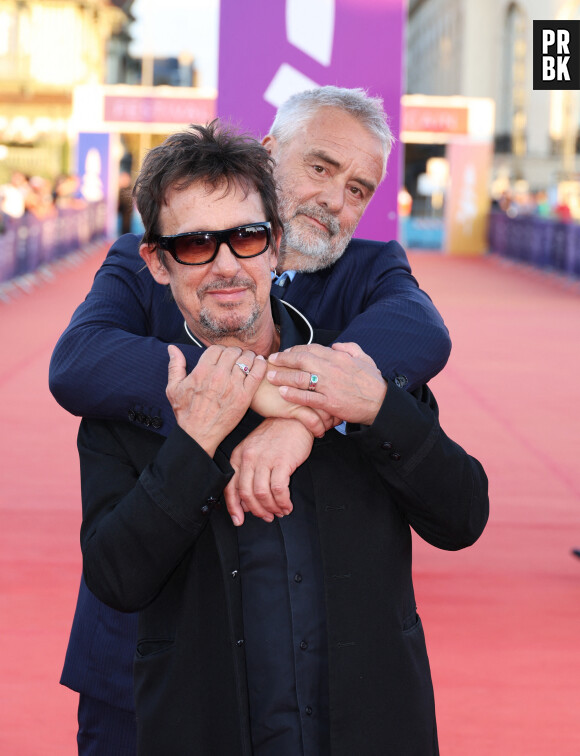 Luc Besson et Eric Serra à la première du film "Dogman" lors du 49ème Festival du Cinema Americain de Deauville, France, le 2 septembre 2023. © Denis Guignebourg/BestImage