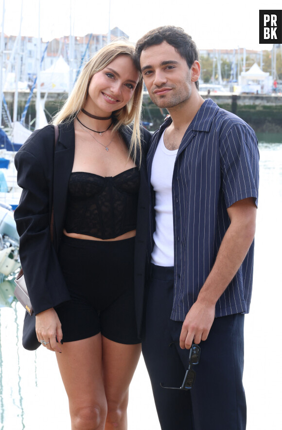 Aurélie Pons et Tom Darmon au photocall de la série "Ici Tout Commence" lors de la 25ème édition du Festival de la fiction de la Rochelle, France, le 16 septembre 2023. © Denis Guignebourg/BestImage