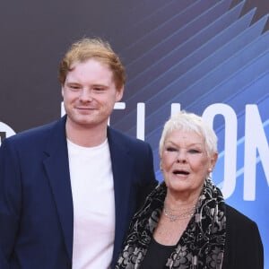 Judi Dench avec son petit-fils Sam Williams - People à la première du film "Belfast" lors du 65ème festival du film de Londres (BFI London Film Festival), le 12 octobre 2021. © Future-Image via ZUMA Press / Bestimage