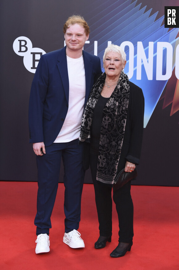 Judi Dench avec son petit-fils Sam Williams - People à la première du film "Belfast" lors du 65ème festival du film de Londres (BFI London Film Festival), le 12 octobre 2021. © Future-Image via ZUMA Press / Bestimage