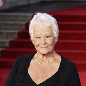 Dame Judi Dench lors de l'avant-première mondiale du film "James Bond - Mourir peut attendre (No Time to Die)" au Royal Albert Hall à Londres le 28 septembre 2021.