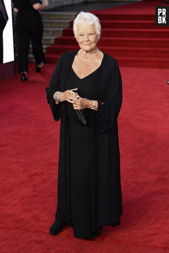 Dame Judi Dench lors de l'avant-première mondiale du film "James Bond - Mourir peut attendre (No Time to Die)" au Royal Albert Hall à Londres le 28 septembre 2021.