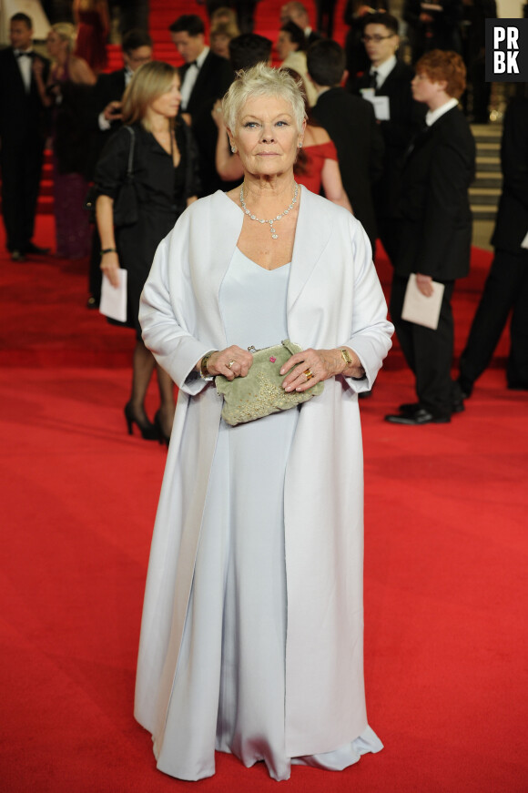 Dame Judi Dench - Premiere mondiale du nouveau film James Bond "Skyfall" au Royal Albert Hall a Londres. Le 23 octobre 2012