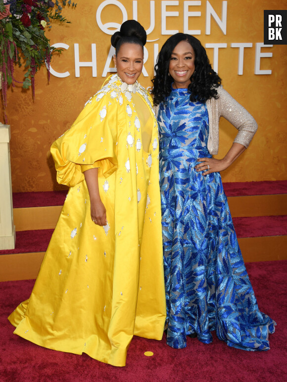 Golda Rosheuvel et Shonda Rhimes à la première de la série "Queen Charlotte: A Bridgerton Story" à Los Angeles, le 26 avril 2023.