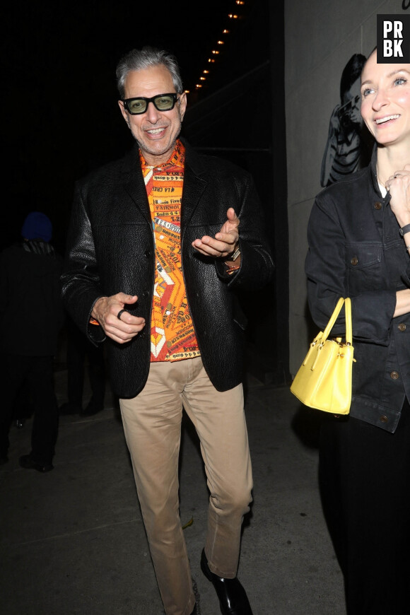 Los Angeles, CA - l'acteur excentrique Jeff Goldblum a l'air élégant tout en profitant d'un dîner avec sa femme Emilie Livingston et ses amis à Los Angeles. Sur la photo : Jeff Goldblum, Emilie Livingston