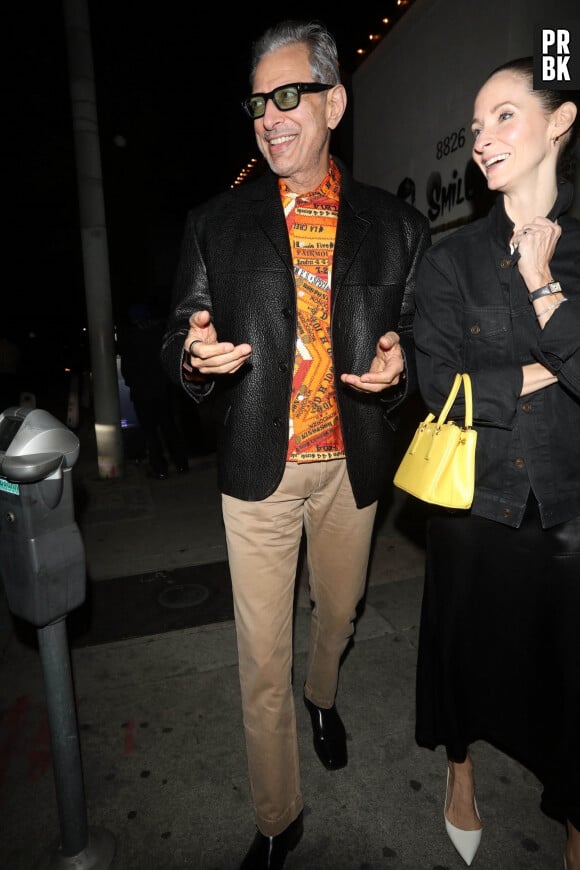 Los Angeles, CA - l'acteur excentrique Jeff Goldblum a l'air pimpant tout en savourant un dîner avec sa femme Emilie Livingston et ses amis à Los Angeles. Sur la photo : Jeff Goldblum, Emilie Livingston