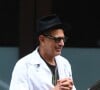 New York City, NY - Emilie Livingston, avec Jeff Goldblum, est vue à New York portant un haut sans manches noir et un pantalon large avec un imprimé éclectique et artistique en jaune, noir et marron. Elle accessoirise avec des lunettes de soleil noires et des sandales compensées à semelles en liège, ses cheveux longs coiffés en vagues lâches. Sur la photo : Jeff Goldblum