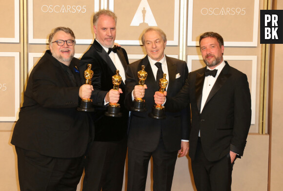 Guillermo del Toro (Oscar du meilleur film d'animation pour Pinocchio), Mark Gustafson, Gary Ungar et Alex Bulkley dans la press-room de la 95ème édition de la cérémonie des Oscars à Los Angeles, le 12 mars 2023. 