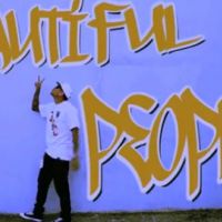 Chris Brown ... sur une trottinette pour le clip de Beautiful People, avec Benny Benassi (VIDEO)