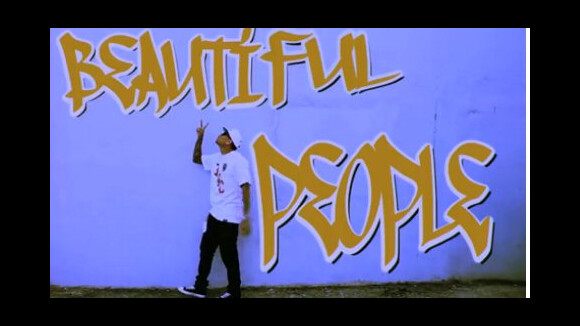 Chris Brown ... sur une trottinette pour le clip de Beautiful People, avec Benny Benassi (VIDEO)