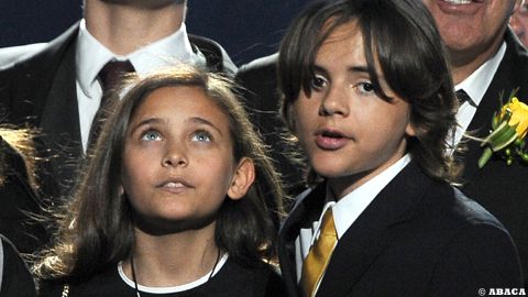 Michael Jackson Sa Fille Paris Tire La Langue Au Photographe Purebreak